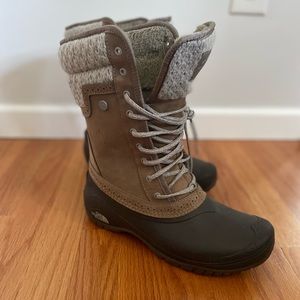 Womens size 9.5 north face winter boots